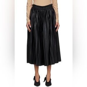 NWT!! 🖤 MM6 MAISON MARGIELA 🖤
Blk Pleated Faux-Leather Trousers/Coulottes sz 38